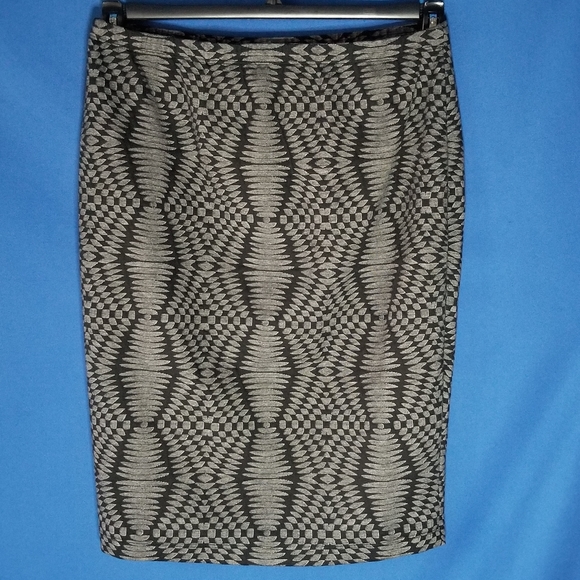 Snap Dresses & Skirts - SNAP Geometric Print Skirt Sleek Pencil Silhouette Pull-On Styling
